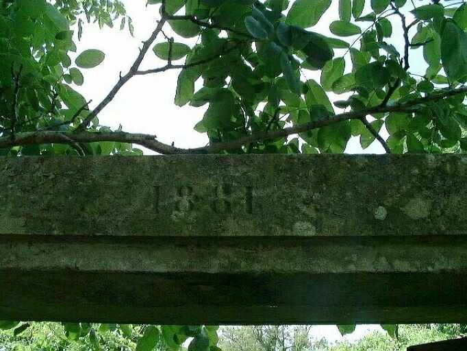 Cimetière, détail du linteau daté de la porte d'entrée.