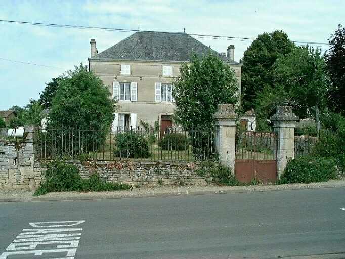 Logis, vue prise de l'est.