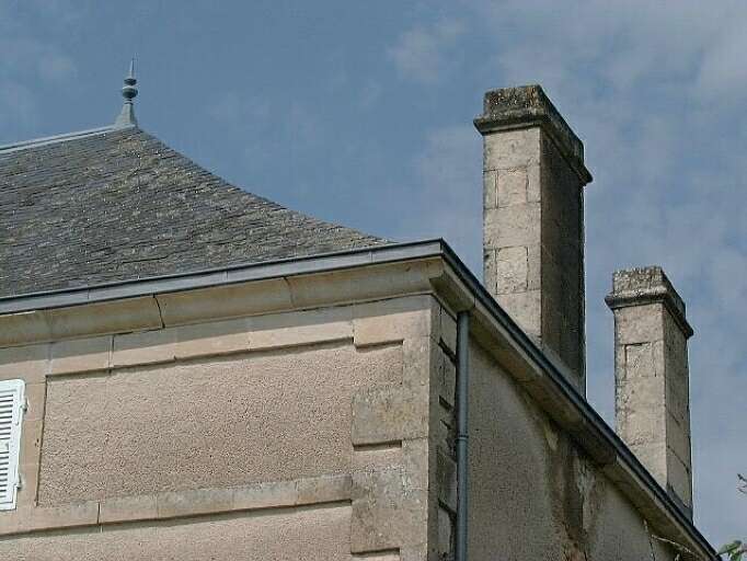 Logis, élévation antérieure, détail de la corniche, des bandeaux et souches des cheminées.