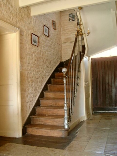 Logis, intérieur, rez-de-chaussée, couloir central, détail de l'escalier dont le départ de rampe est orné d'une boule en verre.