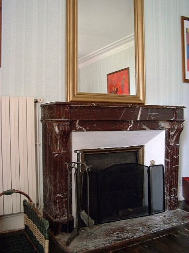 Logis, intérieur, rez-de-chaussée, pièce de gauche, salon parqueté, vue de la cheminée.