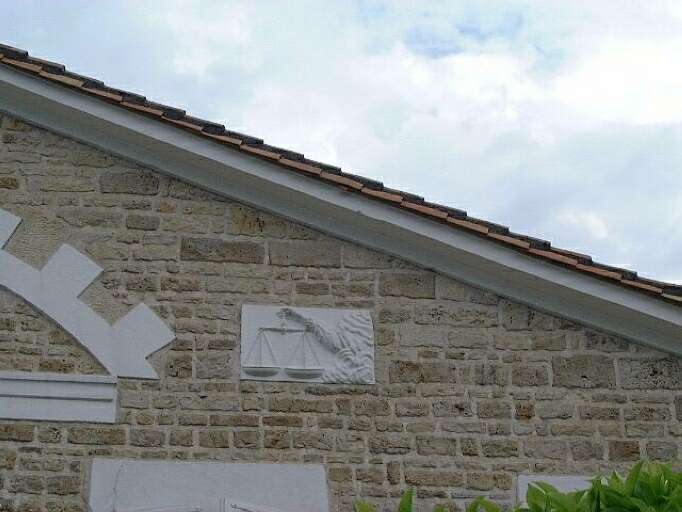 Logis, élévation antérieure, vue prise du sud, détail de la plaque sculptée d'une main tenant une balance, symbole de la justice.