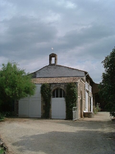 Orangerie accolée à un hangar, vue prise du sud.