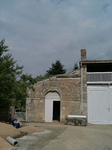 Orangerie accolée à un hangar, vue prise de l'est.