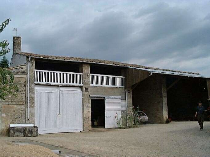 Hangar accolé à l'orangerie, vue prise de l'est.