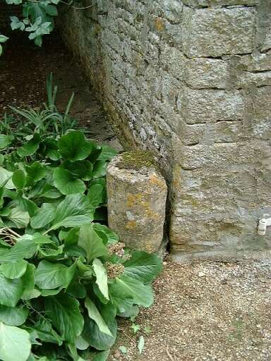 Orangerie accolée à un hangar, angle sud-ouest, morceau de colonne déposé.