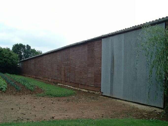 Hangar en lattis de châtaigner, reconstruit et agrandi vers 1995, élévation latérale, vue prise du sud-ouest.