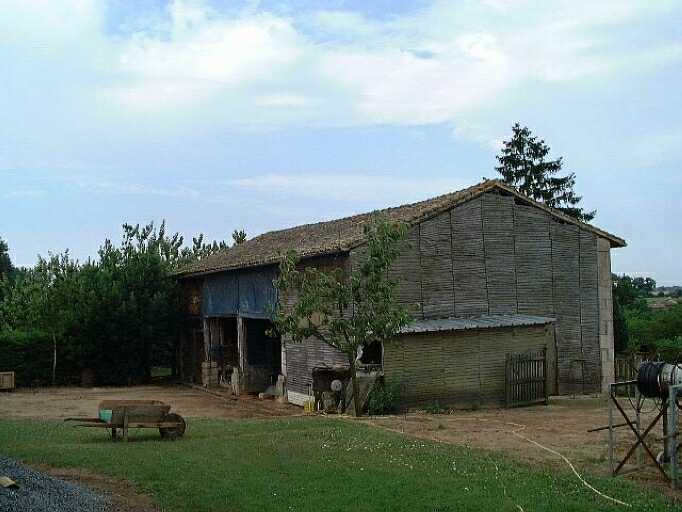 En village, hangar en lattis de châtaigner, vue prise du nord, parcelle 1949 A1 12.