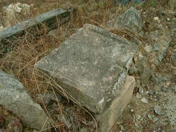 Vestige d'une pierre d'évier déposé au bord du chemin, près de la parcelle 1949 A1 8.