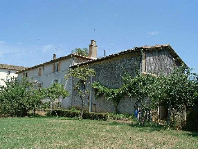 Logis et dépendance dans le prolongement, vue prise du sud-est.