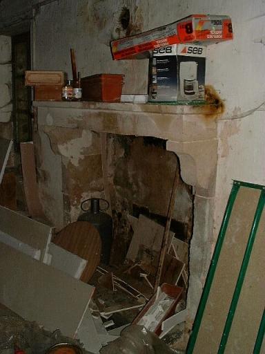 Logement secondaire, intérieur, rez-de-chaussée, vue de la cheminée engagée d'une largeur de 1,58 mètre.