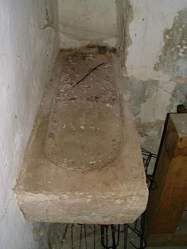 Logement secondaire, intérieur, rez-de-chaussée, vue de la pierre d'évier, installée perpendiculairement à la façade, dans l'angle de la pièce.