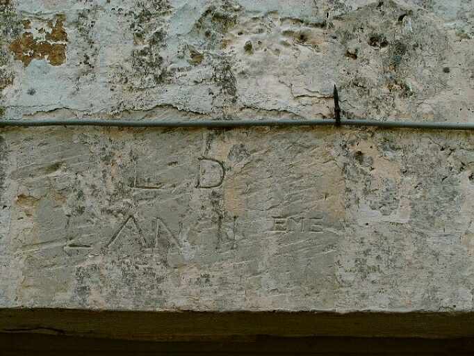 Logis daté 1794, élévation nord, détail du linteau daté de la porte.