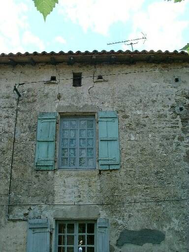 Logis daté 1794, élévation nord, détail de la travée de droite, à remarquer les carreaux de vitre légèrement colorés, et les deux trous de boulin au niveau du comble à surcroît.