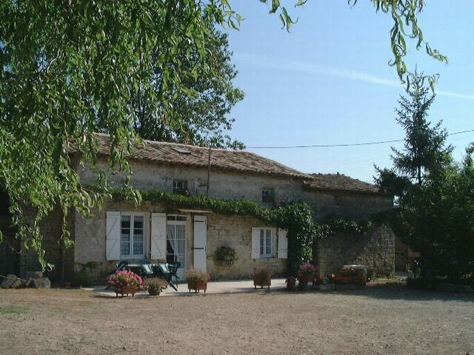 Logis, vue prise de l'ouest.