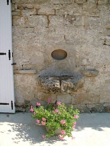 Logis, élévation antérieure, détail de la pierre d'évier surmontée d'un oculus ovale.