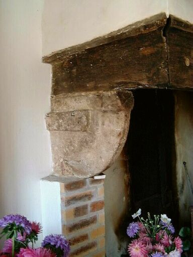 Cheminée, console de gauche, vue de trois-quarts.