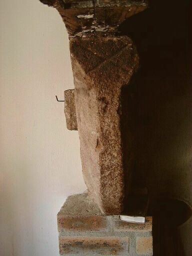 Cheminée, console de gauche, vue de face avec le sautoir gravé.