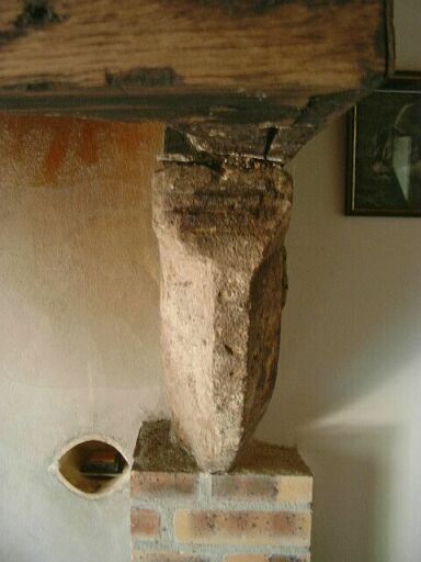 Cheminée, console de droite, vue de face avec les fasces gravées.