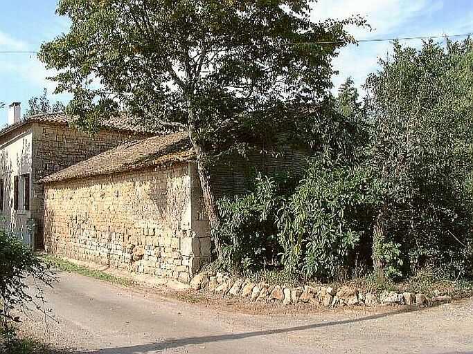Dépendance au sud, porcherie, élévation est sur le chemin, vue prise du nord-est.