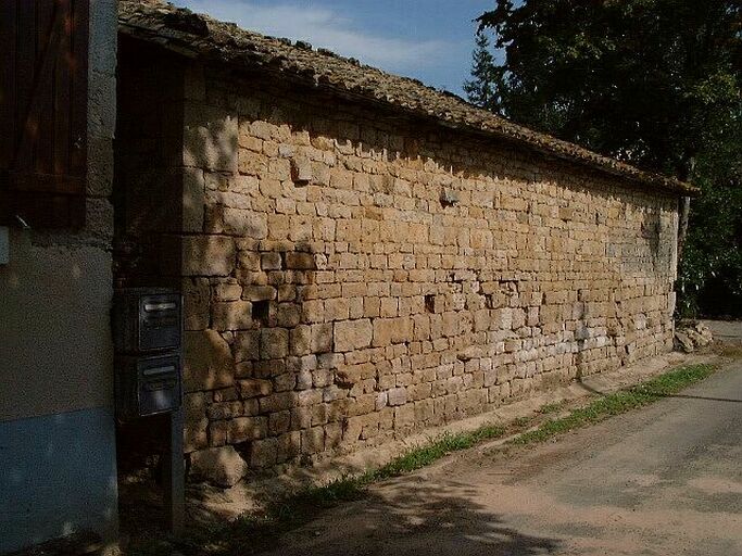 Dépendance au sud, porcherie, élévation est sur le chemin, vue prise du sud-est.