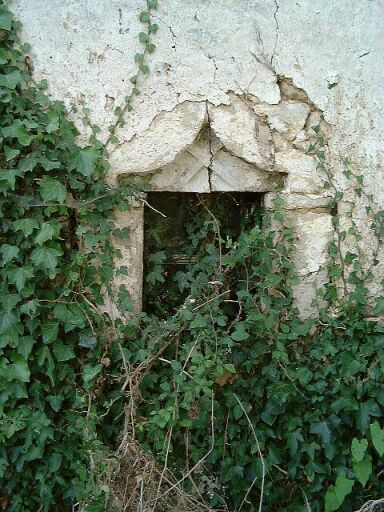 Logis, élévation antérieure nord, niveau du rez-de-chaussée, fenêtre de droite dont le linteau est orné d'un sautoir sculpté dans une accolade.