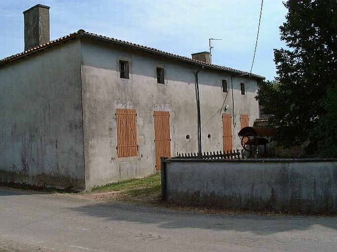 Logis, élévation sud, vue prise du sud-ouest.