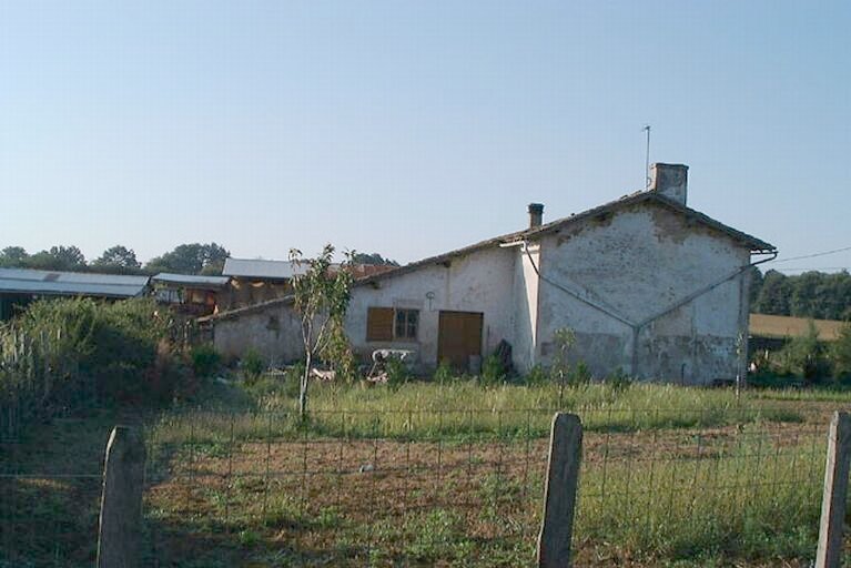 Logis, élévation latérale, vue prise de l'ouest depuis le chemin départemental n°108.