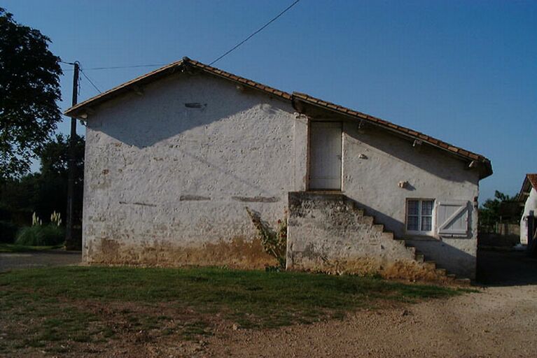 Logis, élévation latérale droite avec l'escalier en pierre, vue prise du nord.