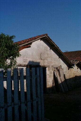 Dépendances, grange datée 1933, vue prise du sud.