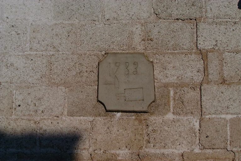 Détail de la plaque datée.