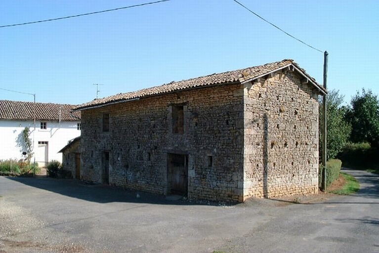 Dépendances, étable et fenil, vue prise de l'ouest.