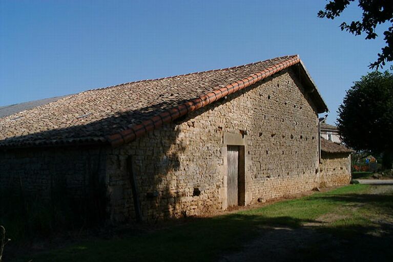 Dépendances, grange-étable, élévation sud-est, vue prise du sud-ouest.