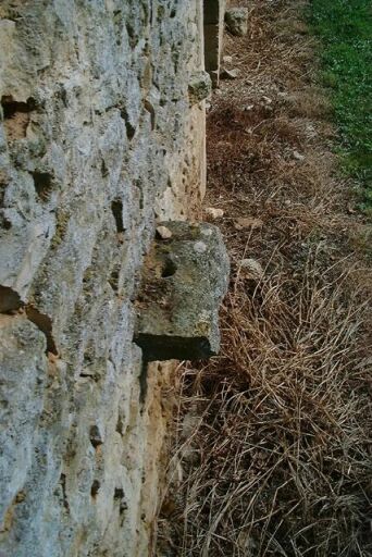 Dépendances, grange-étable, élévation sud-est, détail d'une pierre débordante percée d'un trou pour attacher du bétail.