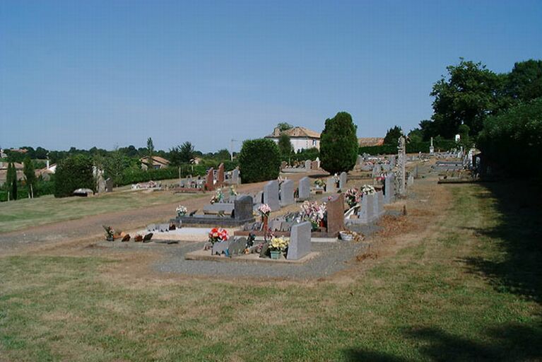 Vue prise depuis l'angle sud-ouest de la parcelle.