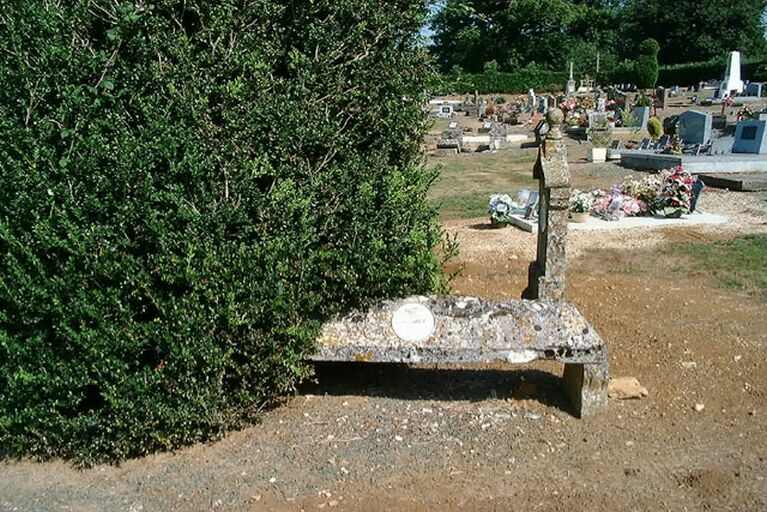 Tombe en bâtière sur pieds et stèle sommée d'une boule.