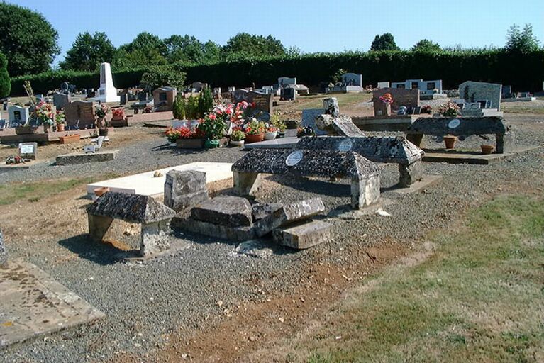 Série de plusieurs tombes en bâtière sur pieds, vue prise du sud-est.