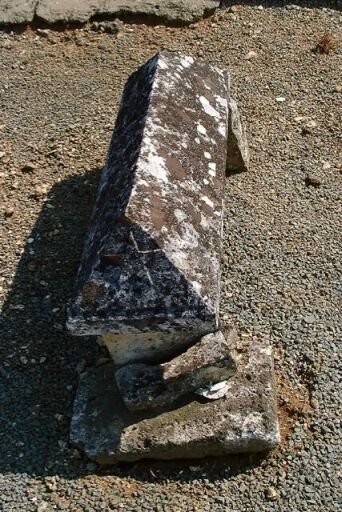 Tombe en bâtière sur pieds dont une des faces est ornée d'une étoile pentagramme.