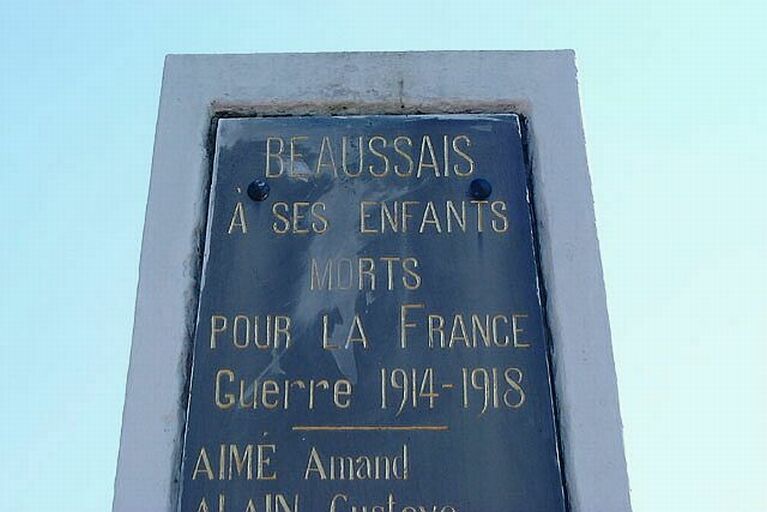 L'obélisque du monument aux morts, détail de l'inscription gravée sur la plaque de marbre.