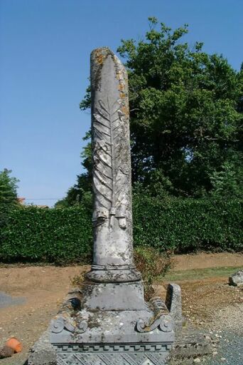 Monument funéraire, détail de la colonne brisée ornée d'une palme (1926).