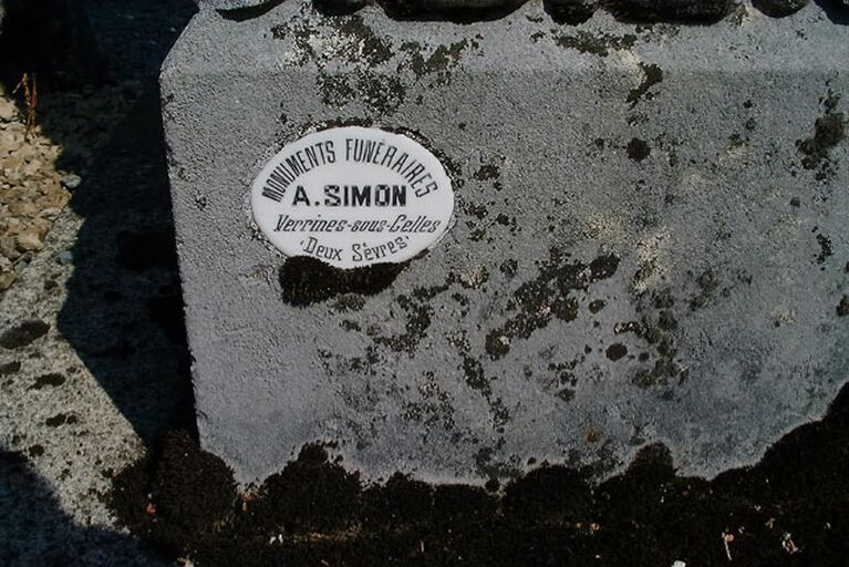 Monument funéraire, détail de la plaque de signature.