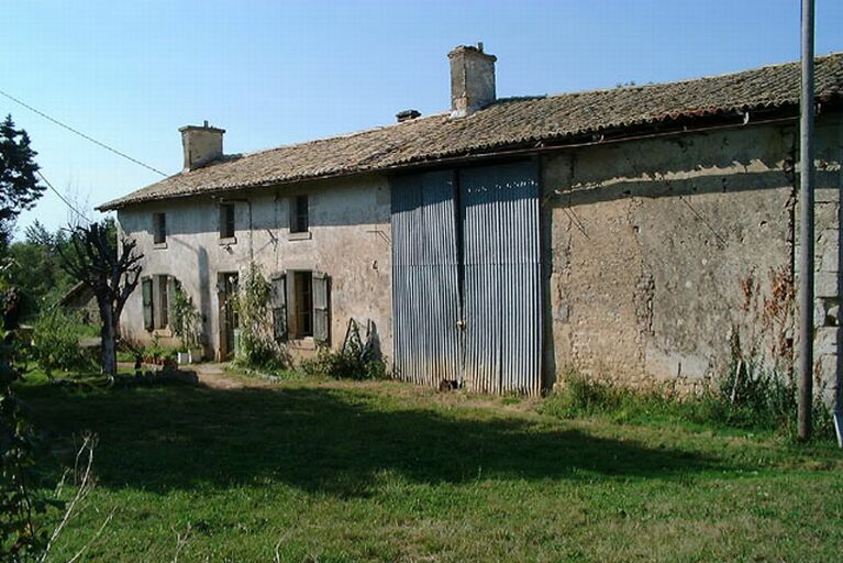 Logis et dépendances, vue prise du sud-est.