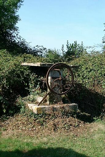 Le puits avec sa roue.