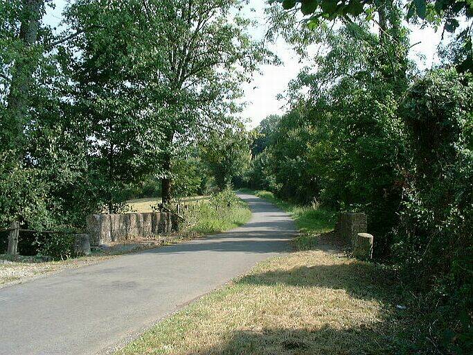 Petit pont sur le chemin vicinal de Beaussais à Prailles sur le Lambon à la limite de la commune de la Couarde.