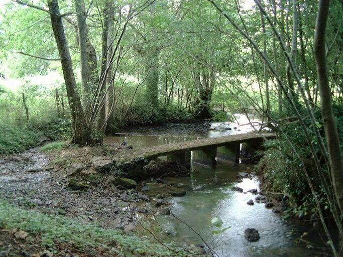 Petit pont sur le Lambon, fait de pierres posées debout couvertes de grandes dalles rectangulaires, sur le chemin rural de la Banissière à Six-Chiens, vue prise de l'est.