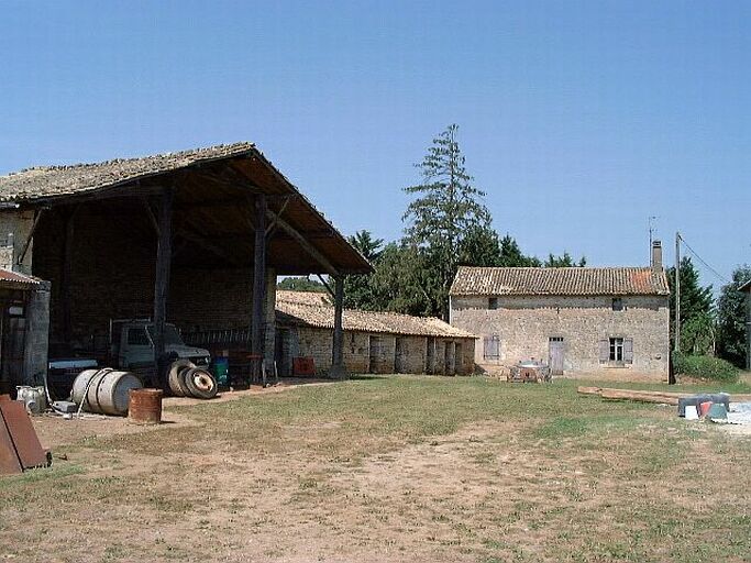 Logis et dépendances, vue prise du sud.