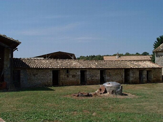 Dépendances, étable, écurie, porcherie et poulailler, et puits, vue prise de l'est.