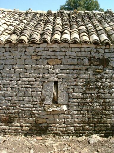 Dépendances, étable, écurie, porcherie, poulailler, élévation postérieure ouest, partie gauche, vue de la mise en oeuvre des moellons équarris.