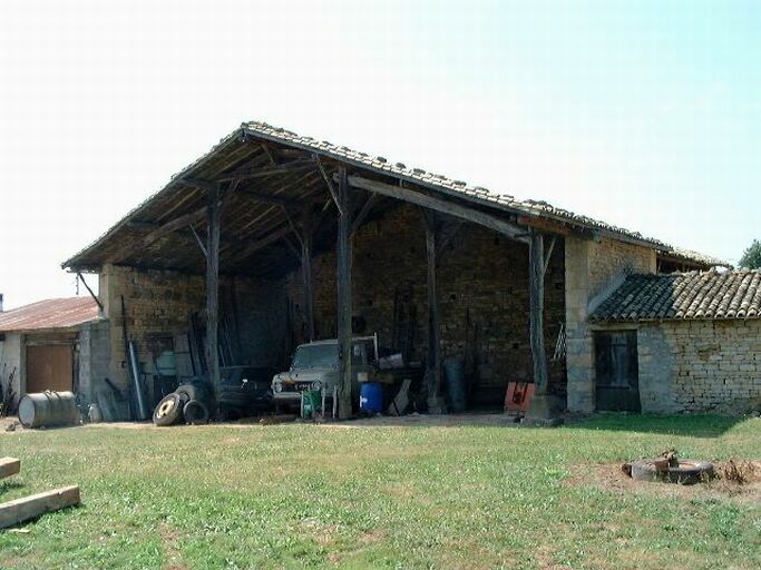 Dépendances, hangar au sud-ouest, vue prise de l'est.
