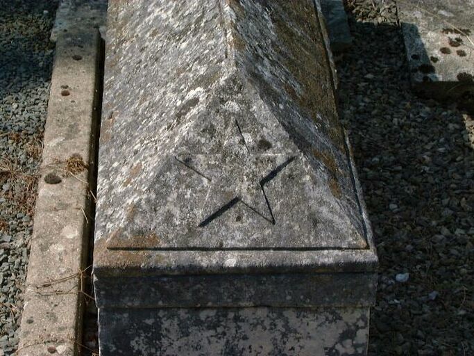 Tombe en bâtière sur pieds de Frédéric Baillargeau, orné d'une étoile pentagramme, détail.